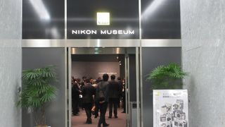 カメラがたくさん展示されています