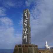 台地の上に広がる芝生の公園