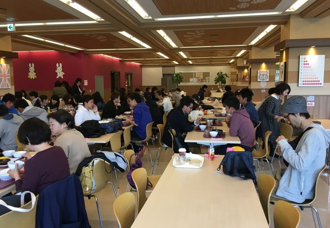 学食ですが一般市民も利用できます。