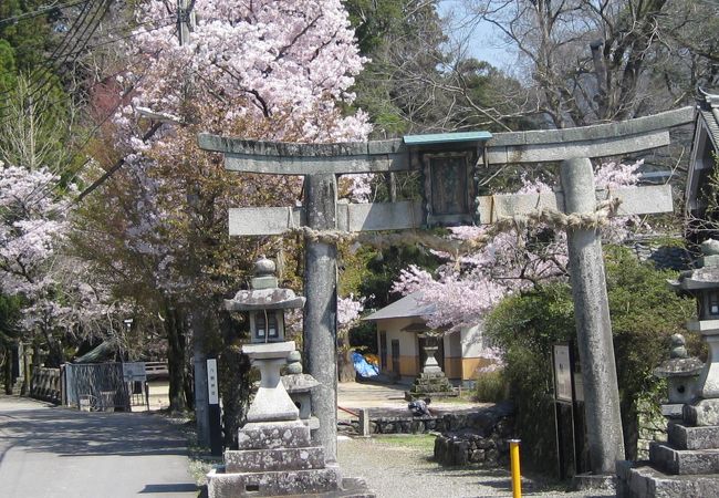 高槻北部原の里山にある神社