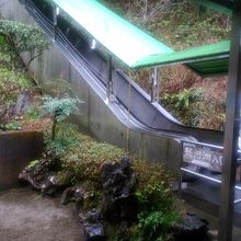 エスカレーターで上がります