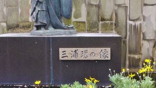 日本髪を結った着物姿の女性の銅像は珍しい