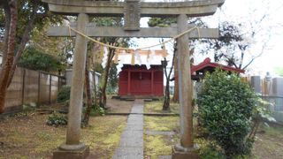 海隣寺敷地のすぐ横にある小さな神社です