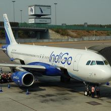 ハイデラバード国際空港で待機中のインディゴ航空A３２０型機。