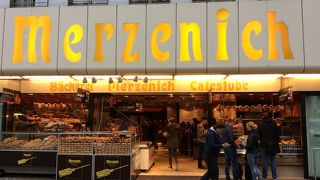 美味しそうな沢山のパン、スイーツの並ぶパン屋さん