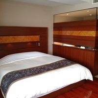 窓際から撮影。玄関からベットの部屋まで割と近い感じです。