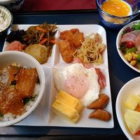 朝ごはん。オススメは左の鯛茶漬け。絶対食べたほうがいい。