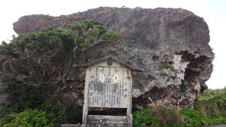 津波で打ち上げられたとは思えない巨大な岩