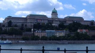 ドナウ川のブダ側にある小高い丘が王宮の丘です。