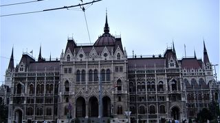 国会議事堂とは思えぬほど豪華な内部です。