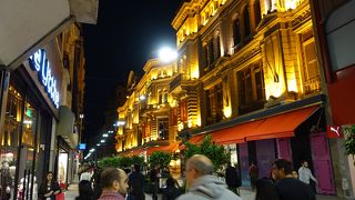 お店が並ぶ活気あふれる通り