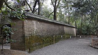 大きな土塀です。