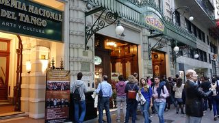 大勢の人で賑わう活気ある通りです