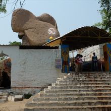 …奇岩を祀ったヒンズー教寺院も。