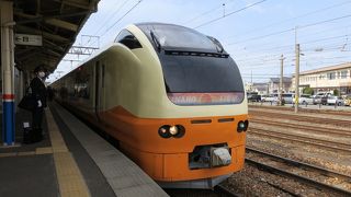 日本海に沿って走る特急列車