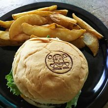 海賊の焼き印入りハンバーガー