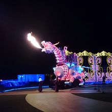 火を噴くロボットドラゴンのパレード