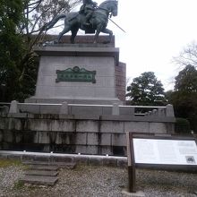 一豊像の近くからの写真です。