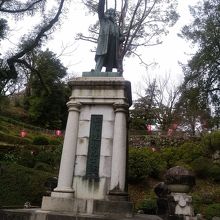 退助像の前です。