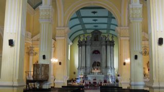 教会内部も黄色で素敵