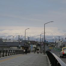 山居倉庫付近から鳥海山を見る
