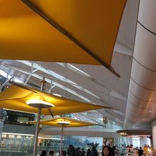 付近に椅子席があります