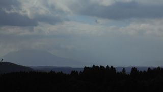 遠く桜島を見ることもできます（霧島神宮展望台）