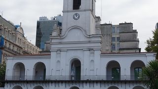 5月広場に面した白亜の建物