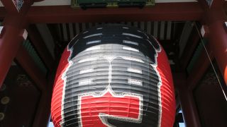 門そのものよりも提灯かな