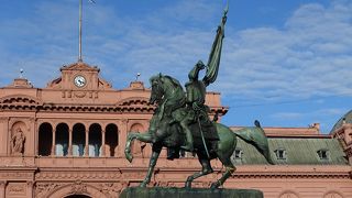 大統領府の前にあります