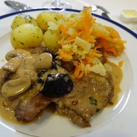 肉とジャガイモがメインの料理