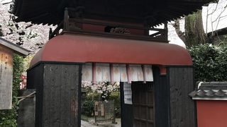 京都では唯一の、本尊が弁財天のお寺。建築学上貴重な唐様の門がある！