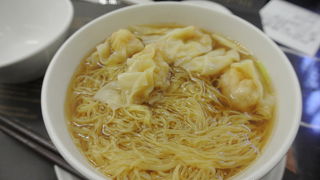 到着ロビーで手軽に食事