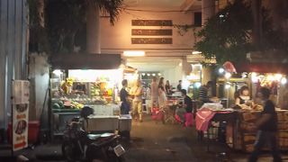 ビルの1階にあるフード街