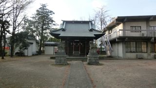 宅地の中、境内は子どもの遊び場に