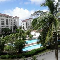 Ｅ棟からサブプールをのぞむ。向かいにはコンビニあり。