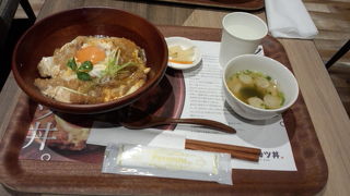 空港のフードタイムズで美味しいカツ丼をいただきました