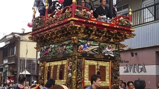 伝統が誇る越中八尾の曳山祭り。提灯山は必見です。