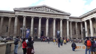 二度目の訪問！　入口にはセキュリティ・チェックの行列ができていました！