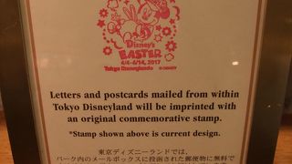 テーブルで書いて投函できます。