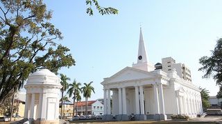 真っ白な尖塔がそびえる教会