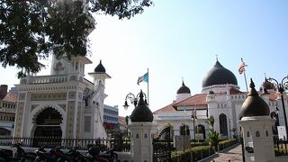 白い建物に黒いドームが印象的なモスク