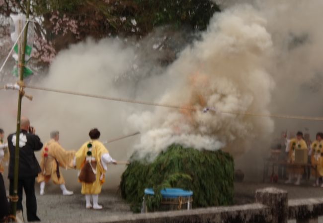 女性行者の大護摩供