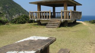 断崖の上から、豪快な岩の景観や環礁、粟国島を望む