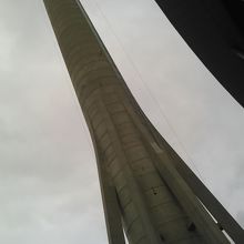 タワーを見上げる