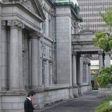 日本銀行大阪支店正面を横から