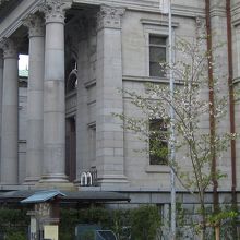 大阪府立中之島図書館正面