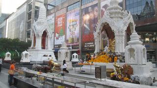 ガネーシャ像 トリムルティの祠