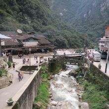 バス乗り場遠望　左が土産物屋で囲まれている駅　出たらバスの形