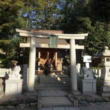 社殿よりも入口が立派。